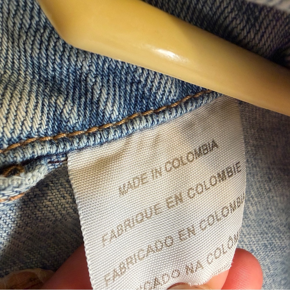 Levi's Classic Light Blue Jean Jacket - Picture 2 of 8